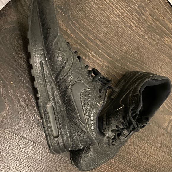 Limited edition nike airmax, in black leather. - Picture 2 of 3